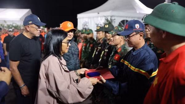 Quyền Tổng thống Venezuela Delcy Rodríguez thăm hỏi đoàn Việt Nam. (Ảnh: TTXVN)