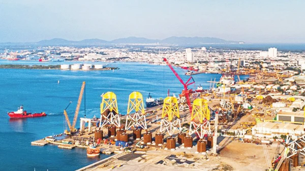 Thi công chân đế điện gió ngoài khơi tại Tổng Công ty cổ phần Dịch vụ kỹ thuật dầu khí Việt Nam Vũng Tàu.