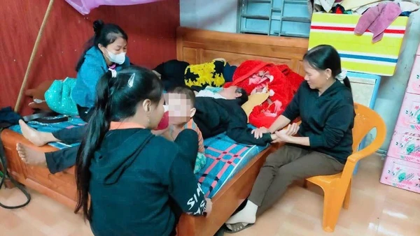 Bà con hàng xóm động viên người thân gia đình nạn nhân.