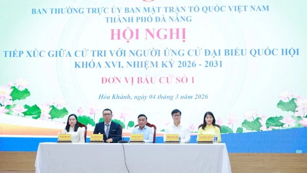Thường trực Ban Bí thư Trần Cẩm Tú và các ứng cử viên đại biểu Quốc hội khóa XVI đơn vị bầu cử số 1, thành phố Đà Nẵng dự hội nghị.