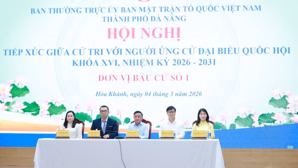 Thường trực Ban Bí thư Trần Cẩm Tú và các ứng cử viên đại biểu Quốc hội khóa XVI đơn vị bầu cử số 1, thành phố Đà Nẵng dự hội nghị.