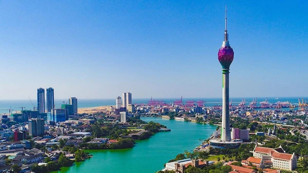 Sri Lanka là đảo quốc nằm ở khu vực Nam Á, có vị trí địa lý thuận lợi, nằm tại trung điểm nối giữa Đông Á và Đông Phi.