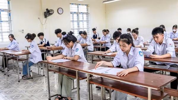 Các thí sinh tại điểm thi Trường trung học phổ thông Hoàng Văn Thụ, tỉnh Ninh Bình. (Ảnh: THẾ ĐẠI)