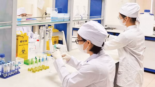 Kiểm nghiệm chất lượng hoạt chất sản xuất thuốc tại Viện Kiểm nghiệm thuốc Trung ương.