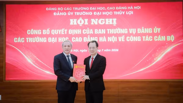 Đồng chí Nguyễn Thanh Sơn trao Quyết định chuẩn y chức danh Bí thư Đảng ủy cho Giáo sư, Tiến sĩ Nguyễn Trung Việt. 
