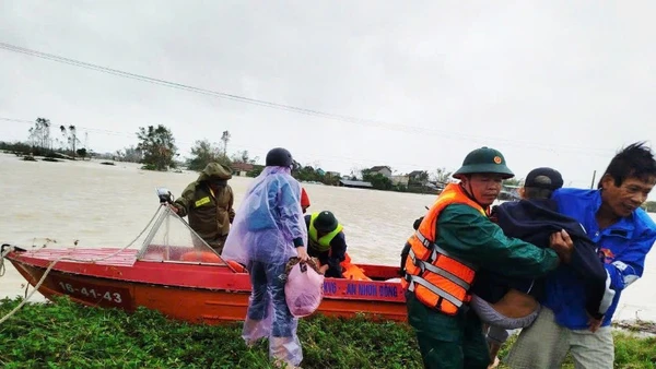 Bộ đội tỉnh Gia Lai đưa người dân vùng ngập lụt đến nơi trú ẩn an toàn trong đợt mưa lớn cuối năm 2025.