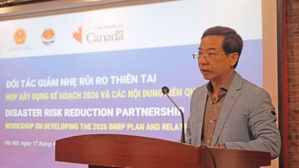 Ông Nguyễn Trường Sơn - Phó Cục trưởng Cục Quản lý đê điều và Phòng, chống thiên tai phát biểu tại cuộc họp.