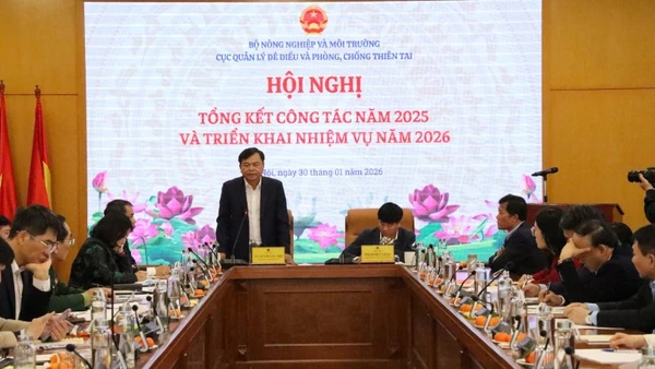 Thứ trưởng Nông nghiệp và Môi trường Nguyễn Hoàng Hiệp chỉ đạo hội nghị.