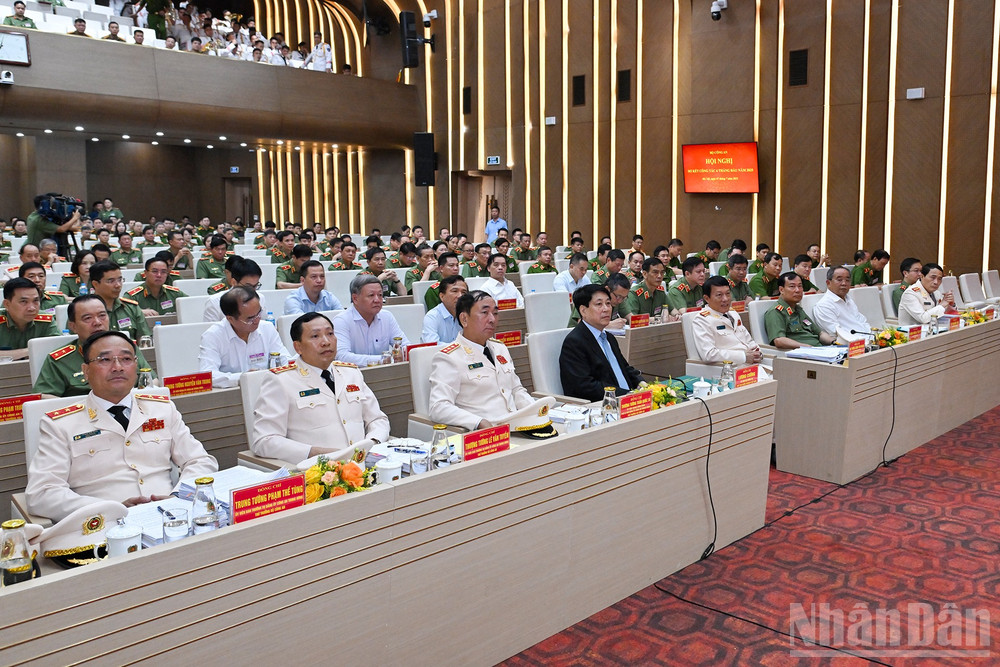 Chủ tịch nước Lương Cường cùng các đồng chí lãnh đạo Bộ Công an và đại biểu tham dự hội nghị. ndo_br_05.jpg