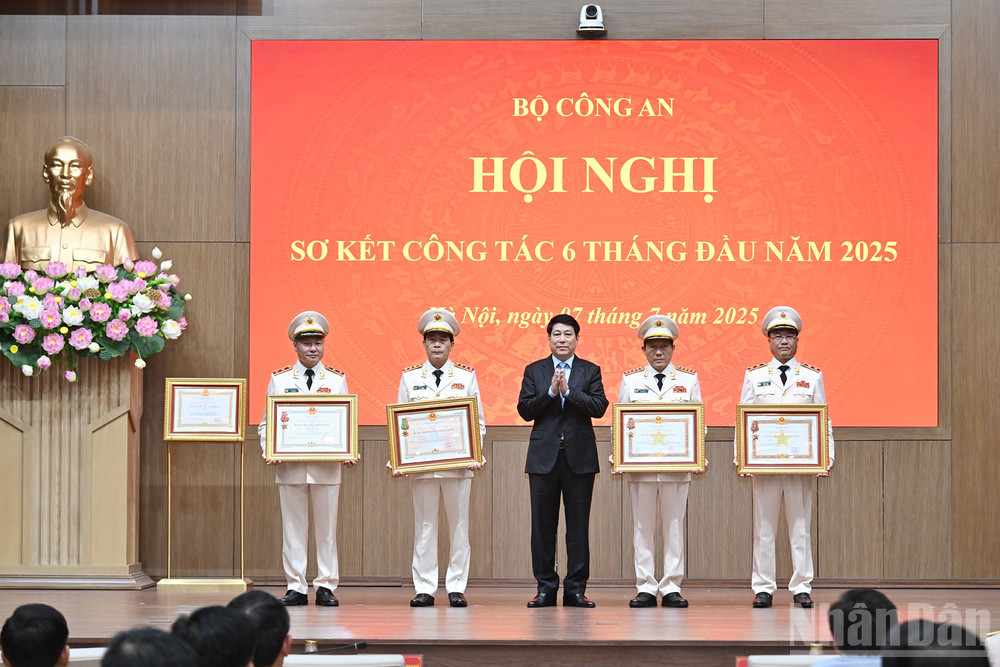 Chủ tịch nước Lương Cường trao Huân chương Quân công, Huân chương Chiến công và Huân chương bảo vệ Tổ quốc tặng các đồng chí lãnh đạo Bộ Công an. ndo_br_9.jpg