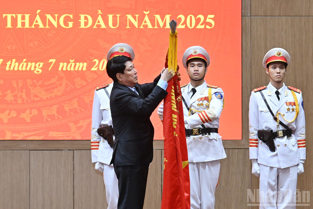 Chủ tịch nước Lương Cường trao Huân chương Lao động hạng Ba tặng Bộ Công an. ndo_br_7.jpg
