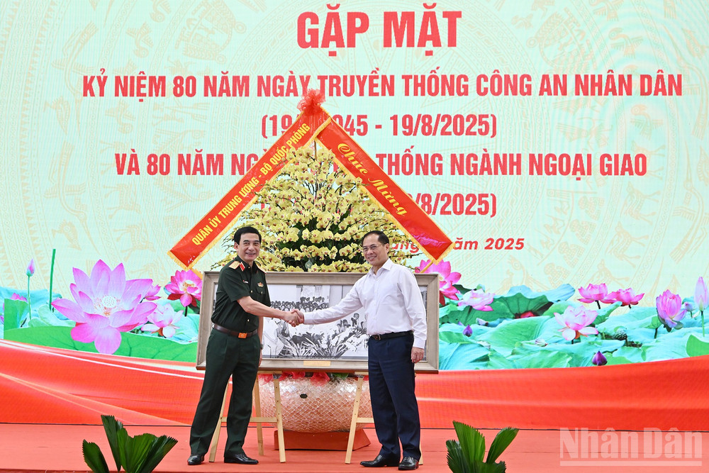 Bộ trưởng Quốc phòng Phan Văn Giang trao quà tặng Bộ Ngoại giao . ndo_br_8.jpg