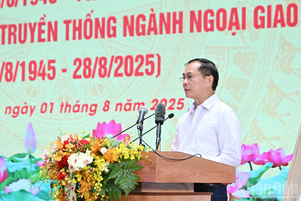 Phó Thủ tướng, Bộ trưởng Ngoại giao Bùi Thanh Sơn phát biểu tại buổi gặp mặt. ndo_br_10.jpg