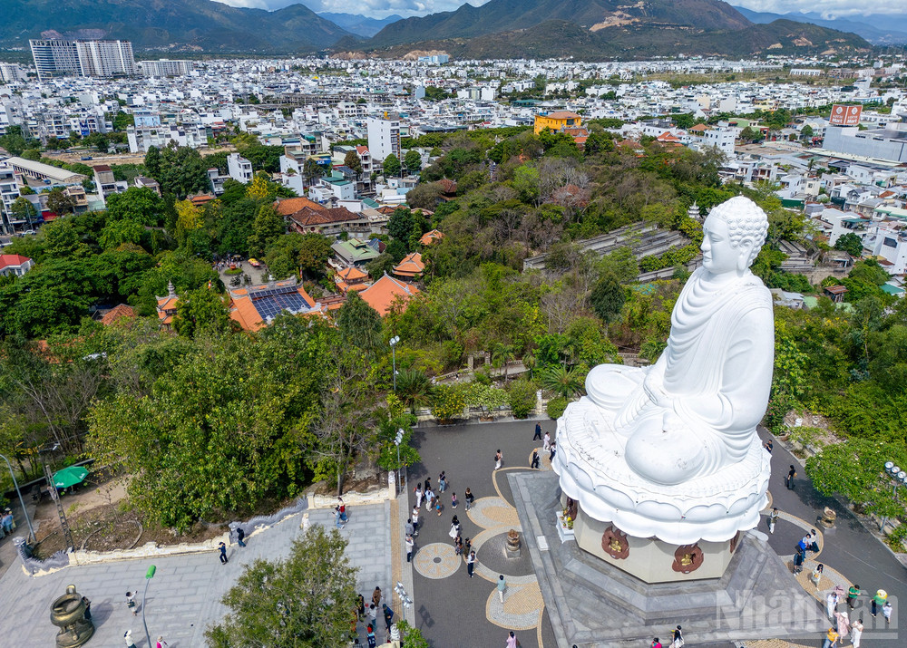 Đây là tượng Phật ngoài trời lớn nhất Việt Nam, thể hiện hình ảnh Đức Phật Thích Ca ngồi thuyết pháp với nét mặt từ bi, an nhiên. Từ vị trí tượng, du khách có thể phóng tầm mắt ngắm toàn cảnh thành phố và vịnh Nha Trang, tạo nên trải nghiệm vừa linh thiêng vừa ngoạn mục. ndo_br_14.jpg