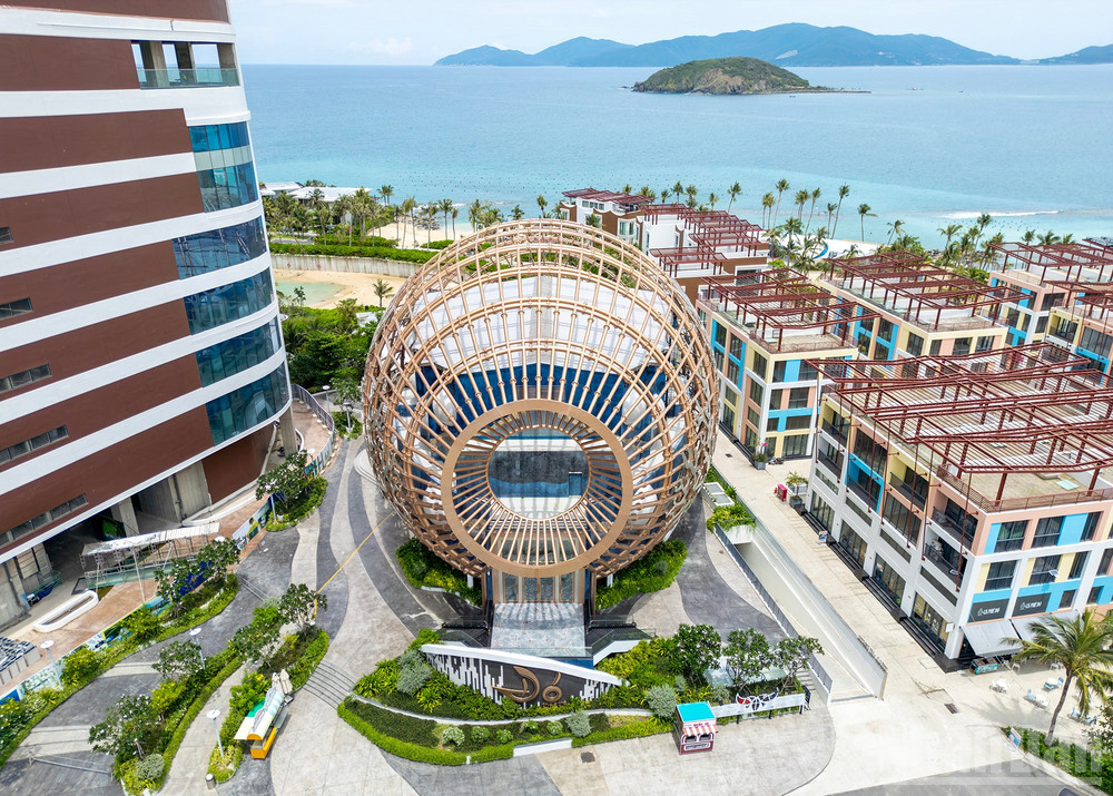 Công trình thể hiện dấu ấn mới nhất tại Nha Trang là Nhà hát Đó, đặt tại khu vực Bãi Tiên trong quần thể Vega City. Đây là công trình nghệ thuật độc đáo lấy cảm hứng từ chiếc "đó" - dụng cụ đánh bắt cá truyền thống của người Việt. Với thiết kế hình chiếc đó khổng lồ, nhà hát nổi bật giữa vịnh biển, kết hợp hài hòa giữa kiến trúc dân gian và hiện đại. ndo_br_15.jpg