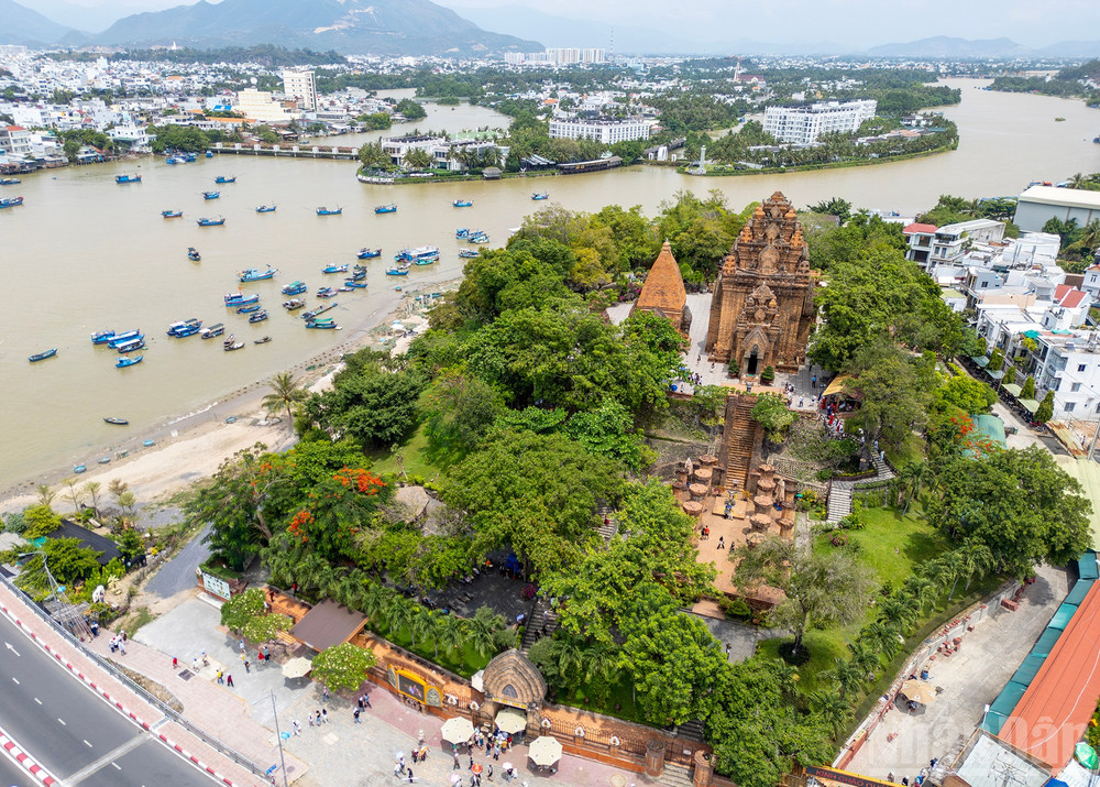 Tại Nha Trang còn có Di tích quốc gia đặc biệt Tháp Bà Ponagar. Đây là quần thể đền tháp Chăm-Pa cổ, tọa lạc trên đồi Cù Lao, gần cửa sông Cái, cách trung tâm thành phố Nha Trang khoảng 2km về phía bắc. Được xây dựng từ thế kỷ VIII đến XIII, công trình thờ Thiên Y A Na Thánh mẫu - người mẹ xứ sở, vị thần sáng tạo, bảo hộ mùa màng và dạy con người nghề nghiệp theo truyền thuyết của đồng bào dân tộc Chăm. ndo_br_8.jpg