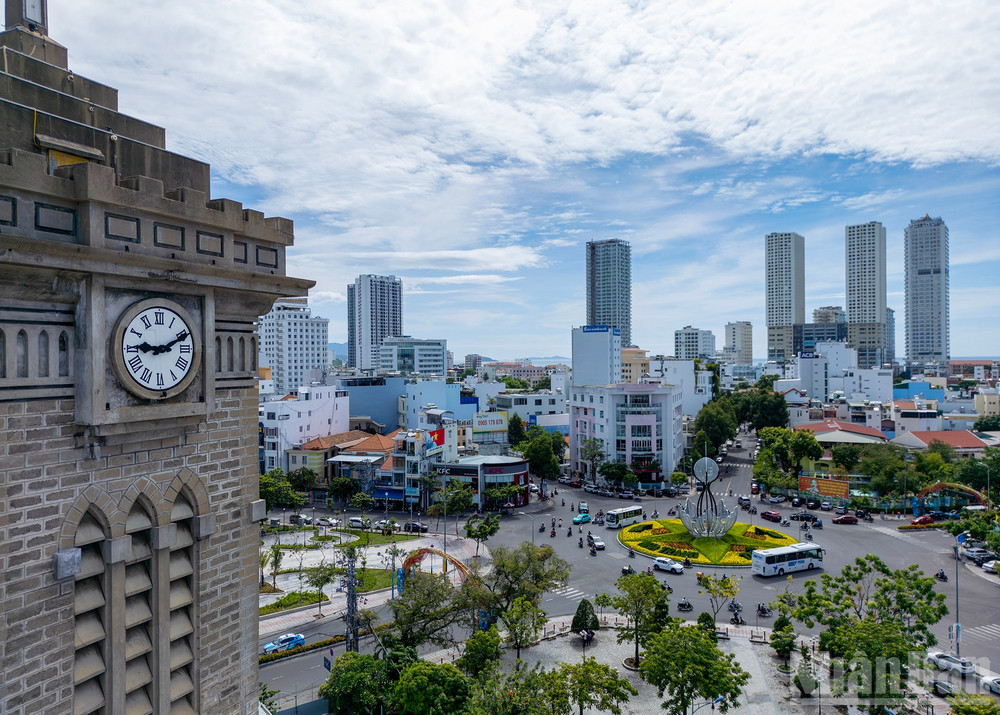 Người dân địa phương gọi đây là "Nhà thờ Núi" vì vị trí cao ráo và kiến trúc đá độc đáo. Linh mục Louis Vallet, người khởi xướng xây dựng nhà thờ, được an táng dưới chân đồi như một minh chứng cho lòng tận tụy của ông. Ngày nay, nhà thờ không chỉ là nơi hành lễ mà còn là điểm đến thu hút du khách, mang đến cảm giác bình yên và linh thiêng giữa lòng thành phố năng động. ndo_br_12.jpg