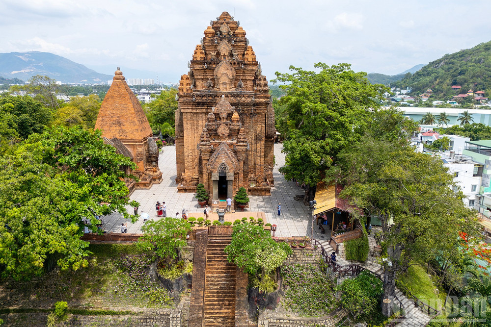 Quần thể gồm 3 tầng: tháp cổng (nay chỉ còn dấu tích), khu tiền đình Mandapa với 22 cột gạch bát giác, và khu đền tháp với 4 tháp còn lại, trong đó tháp chính cao 23m. Các tháp được xây bằng gạch nung khít mạch mà không dùng chất kết dính, thể hiện kỹ thuật xây dựng độc đáo của người Chăm. ndo_br_9.jpg