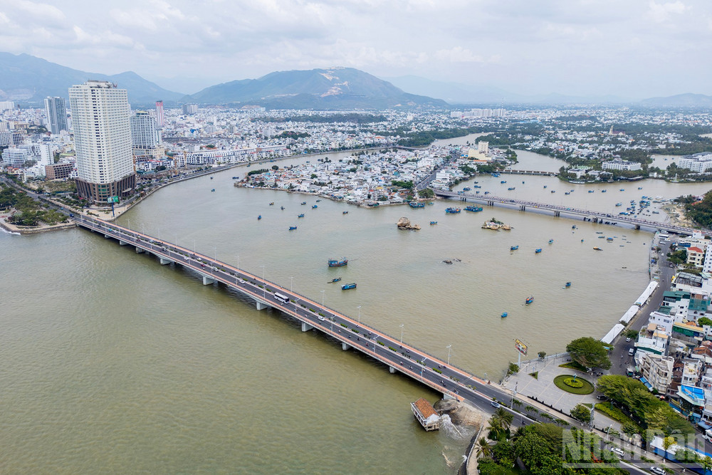 Cách Tháp Bà Ponagar không xa là hai cây cầu bắc qua sông Cái, kết nối trung tâm thành phố với khu vực phía bắc: cầu Xóm Bóng và cầu Trần Phú. Cả hai cây cầu đều đóng vai trò quan trọng trong việc phát triển hạ tầng giao thông và du lịch của Nha Trang, tạo điều kiện thuận lợi cho người dân và du khách đi lại. ndo_br_7.jpg