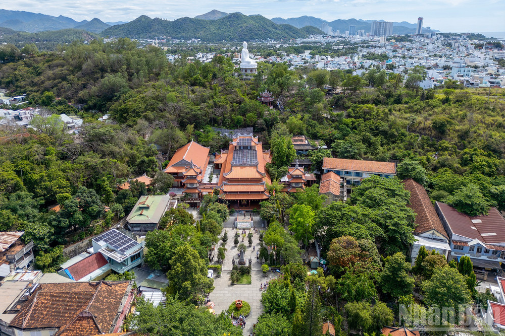 Nha Trang có nhiều công trình tôn giáo. Tọa lạc trên đỉnh đồi Trại Thủy, tượng Kim Thân Phật Tổ tại chùa Long Sơn là biểu tượng tâm linh nổi bật của Nha Trang. Được xây dựng năm 1963, tượng cao 24m, gồm phần thân Phật cao 14m và đài sen cao 7m, đường kính 10m. ndo_br_13.jpg