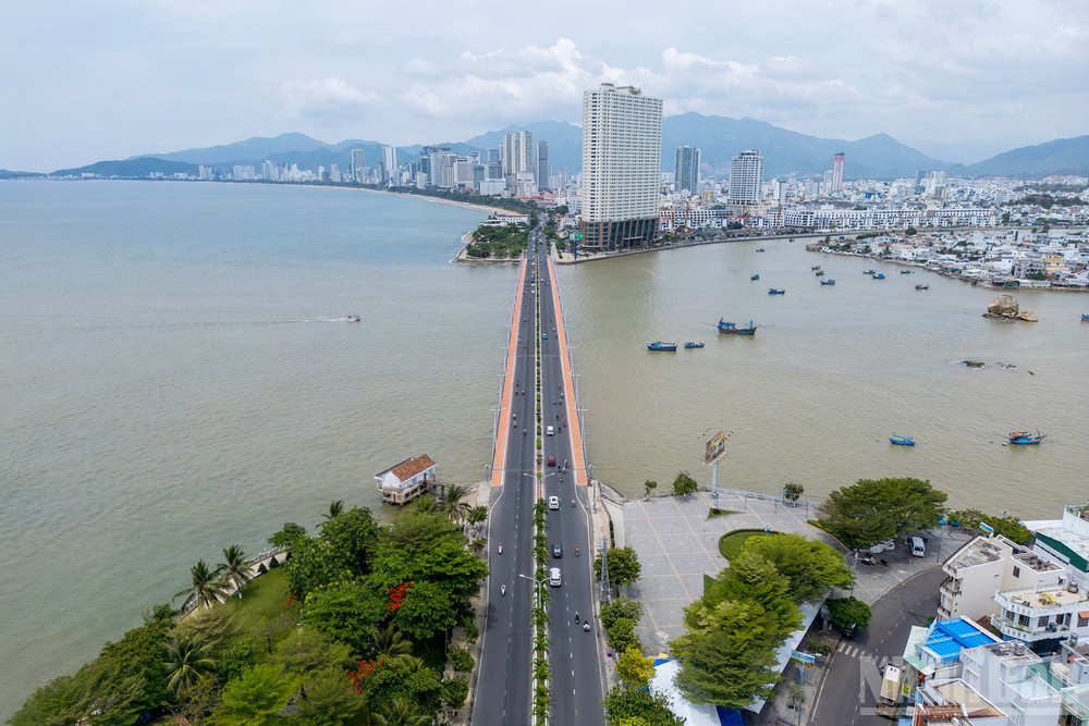 Cầu Trần Phú là cây cầu hiện đại nối liền đường Trần Phú với đường Phạm Văn Đồng. Cầu dài 458,27m, rộng 22m với 4 làn xe. Công trình được khởi công vào ngày 3/9/1999 và hoàn thành vào ngày 2/9/2002. Cầu không chỉ phục vụ giao thông mà còn là điểm ngắm cảnh đẹp, thu hút nhiều du khách. ndo_br_6.jpg