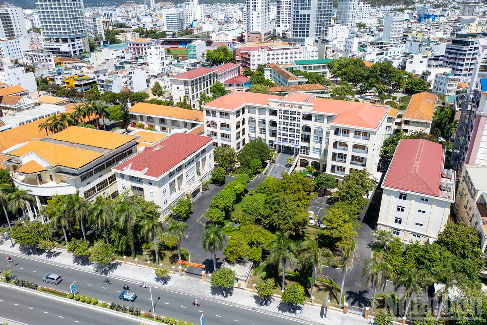 Tại Nha Trang có nhiều cơ sở nghiên cứu khoa học có bề dày lịch sử. Viện Pasteur Nha Trang, thành lập năm 1895, là một trong những cơ sở y tế lâu đời nhất Việt Nam, trực thuộc hệ thống Viện Pasteur toàn cầu do Louis Pasteur sáng lập. Từ những năm đầu thế kỷ 20, Viện đóng vai trò tiên phong trong nghiên cứu, phòng chống dịch bệnh, sản xuất vaccine và đào tạo nhân lực y tế. ndo_br_5.jpg