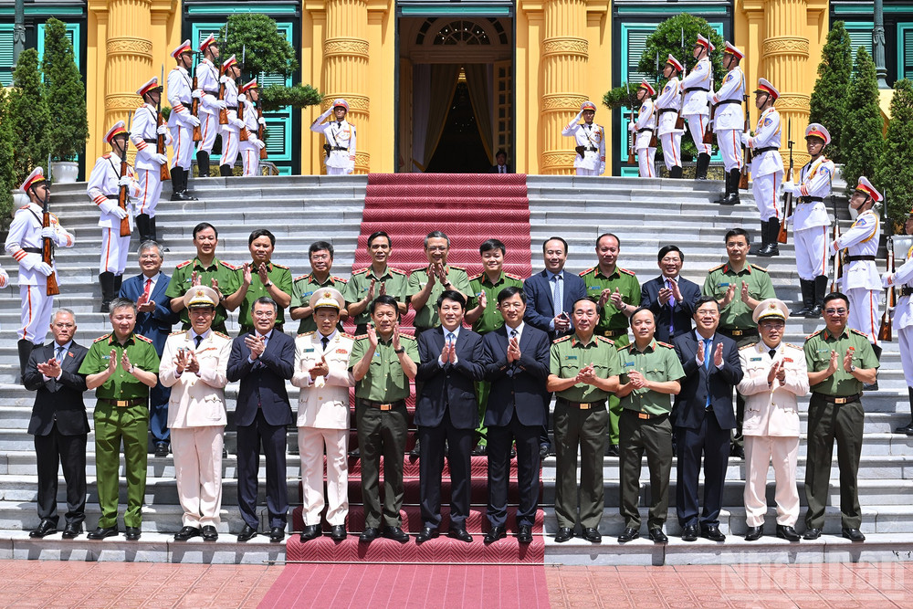 Chủ tịch nước và các đại biểu tham dự buổi lễ. ndo_br_16.jpg