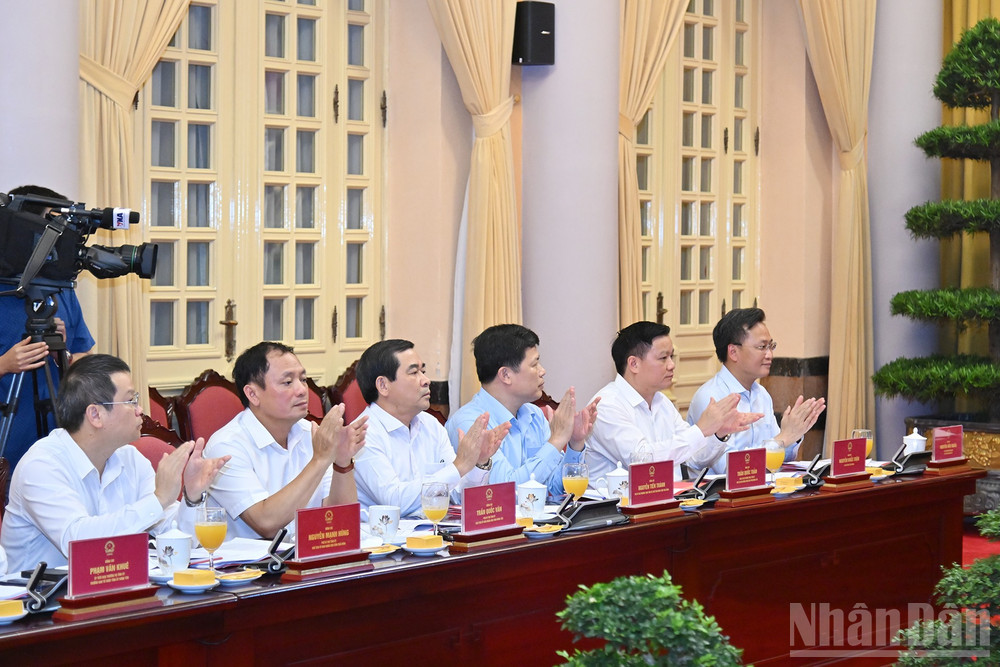 Bí thư Tỉnh ủy Hưng Yên Nguyễn Hữu Nghĩa, Bí thư Tỉnh ủy Thái Bình Nguyễn Khắc Thận cùng các đồng chí lãnh đạo tỉnh Hưng Yên và Thái Bình tham dự buổi làm việc. ndo_br_3-4138.jpg