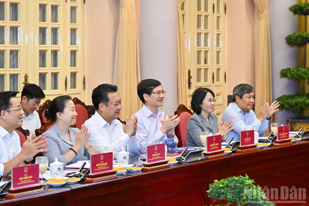 Bí thư Tỉnh ủy Quảng Ninh Vũ Đại Thắng cùng các đồng chí lãnh đạo tỉnh Quảng Ninh tại buổi làm việc. ndo_br_4.jpg