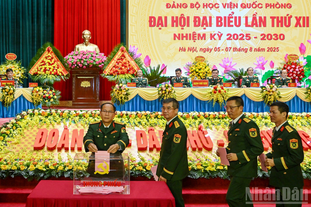 Các đồng chí đảng viên bỏ phiếu bầu Ban Chấp hành Đảng bộ Học viện Quốc phòng nhiệm kỳ 2025-2030. ndo_br_chi-5233.jpg
