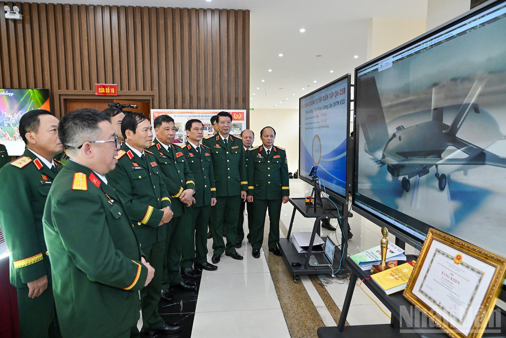 Tổng Tham mưu trưởng Quân đội nhân dân Việt Nam Nguyễn Tân Cương cùng các đại biểu tham quan trưng bày bên lề Đại hội. ndo_br_chi-5107.jpg