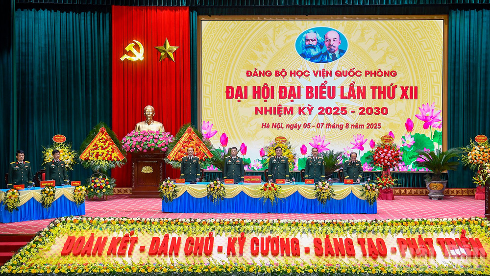 Đoàn Chủ tịch và Đoàn Thư ký thực hiện nhiệm vụ tại Đại hội. ndo_br_5.jpg