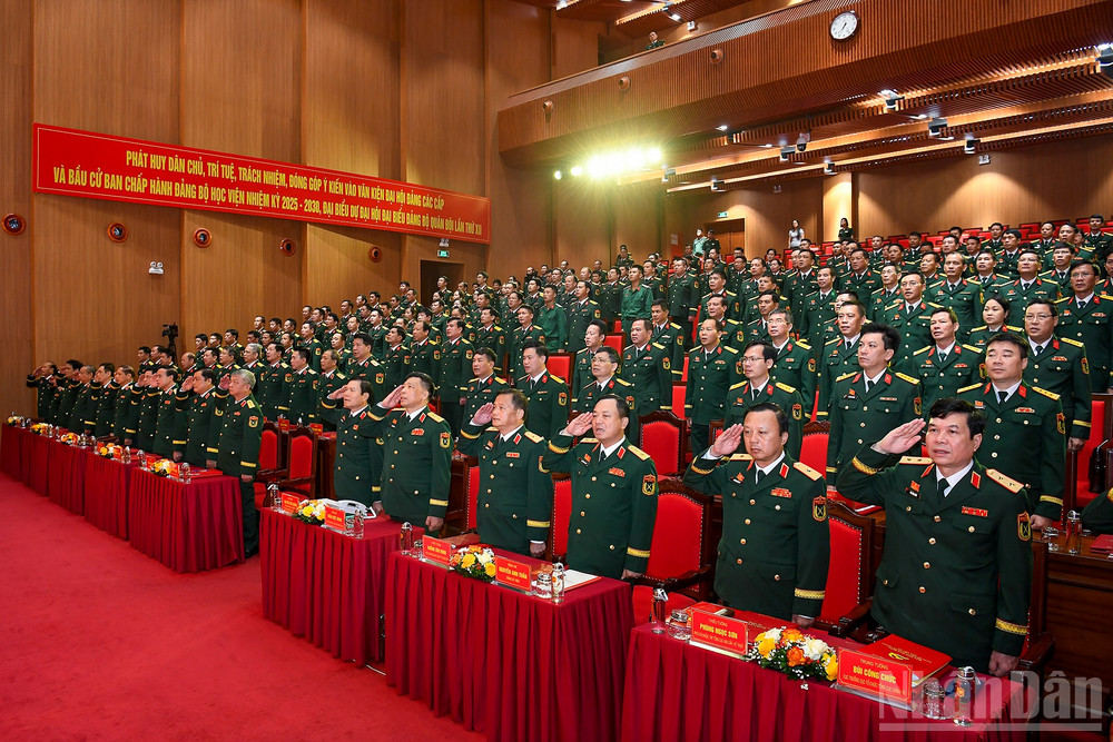 Các đại biểu thực hiện nghi lễ chào cờ tại Đại hội. ndo_br_3.jpg