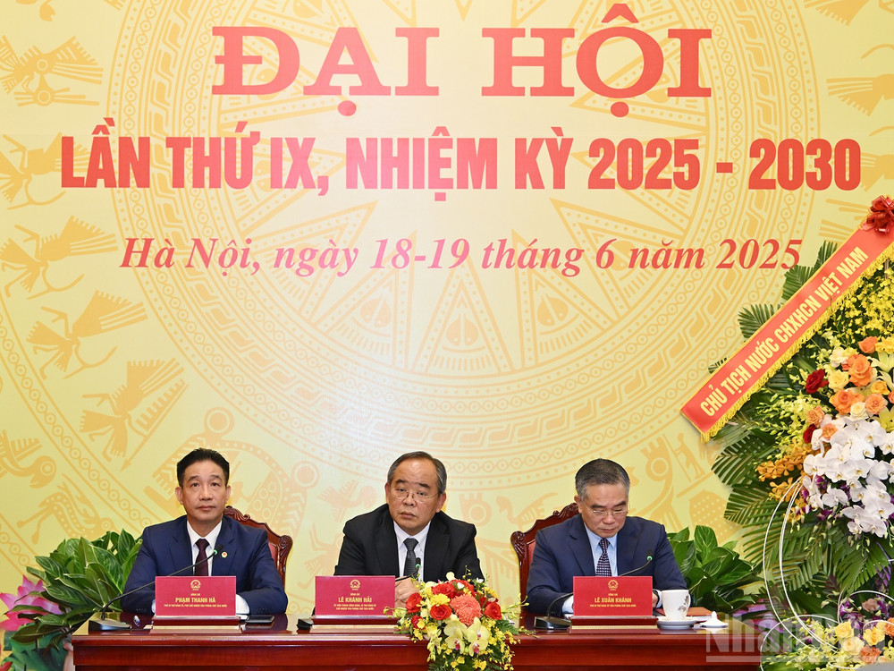 Các đồng chí Đoàn Chủ tịch điều hành Đại hội. ndo_br_05.jpg
