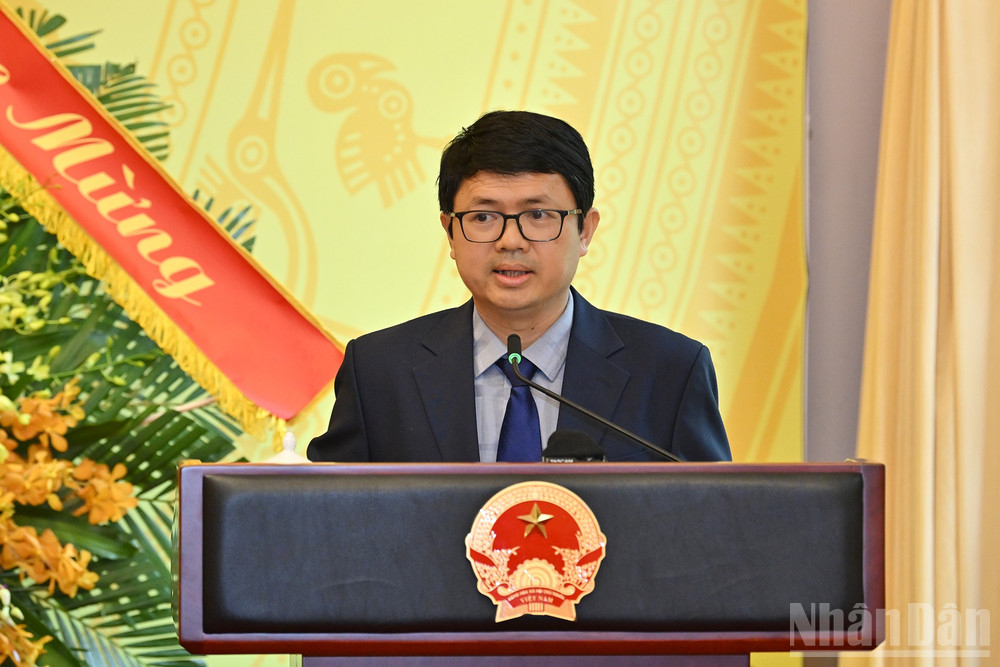Vụ phó Vụ Tổng hợp (Văn phòng Chủ tịch nước) Đỗ Trường Giang trình bày tham luận tại Đại hội. ndo_br_9.jpg