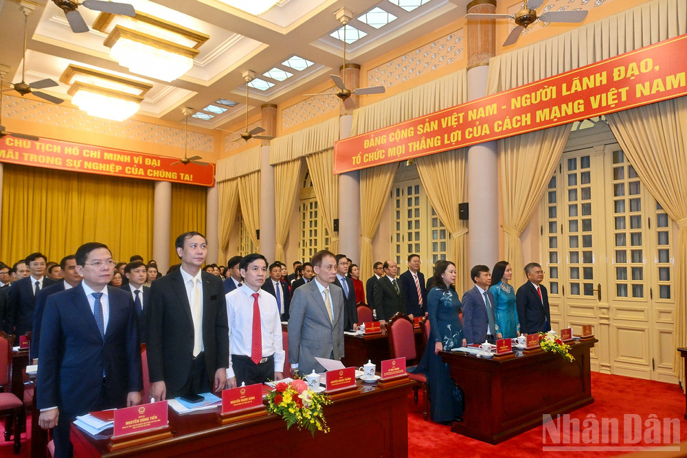 Các đại biểu thực hiện nghi lễ chào cờ tại Đại hội. ndo_br_2.jpg