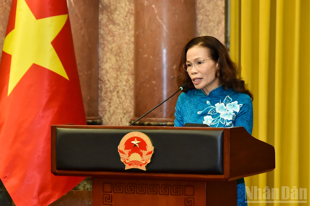 Chủ tịch Hội Khuyến học tỉnh Sơn La Mai Thu Hương phát biểu tại buổi gặp mặt. ndo_br_8.jpg
