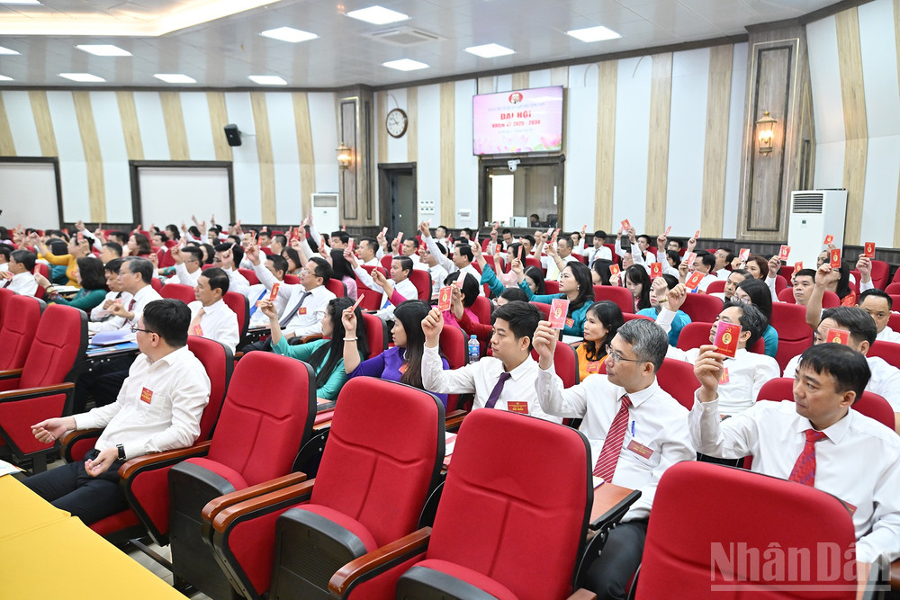 Các đảng viên Đảng bộ cơ quan Tạp chí Cộng sản biểu quyết thông qua Danh sách bầu Ban Chấp hành Đảng bộ cơ quan Tạp chí Cộng sản, nhiệm kỳ 2025-2030. ndo_br_14.jpg