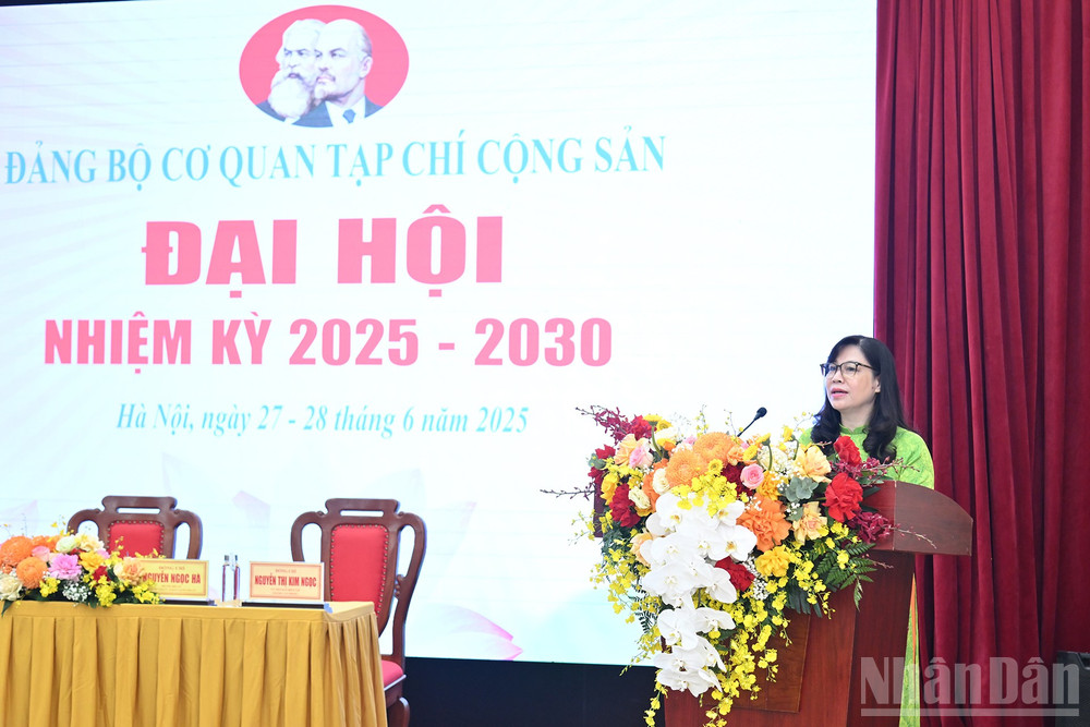 Đồng chí Nguyễn Thị Kim Ngọc, Ủy viên Ban Biên tập, Chánh Văn phòng Tạp chí Cộng sản báo cáo kết quả Đại hội phiên thứ nhất. ndo_br_6.jpg
