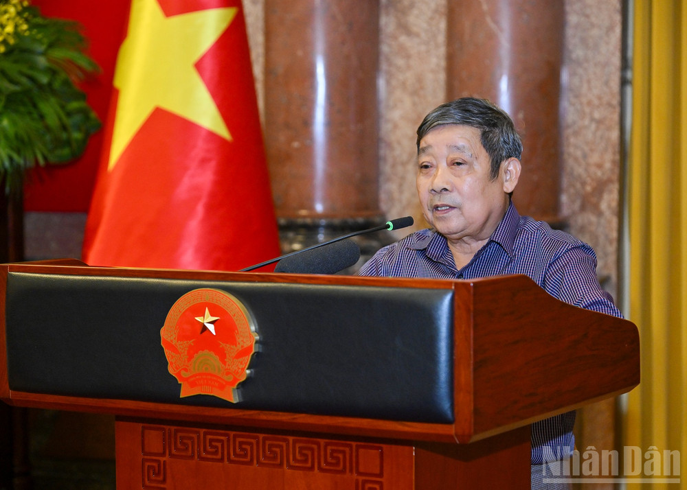 Nghệ nhân Ưu tú Nguyễn Văn Trung, Làng nghề mây tre đan Phú Vinh phát biểu tại buổi gặp mặt. ndo_br_8.jpg
