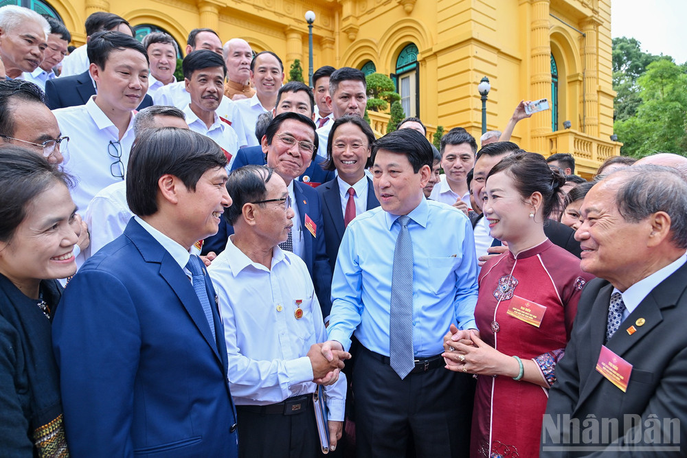 Chủ tịch nước Lương Cường với các nghệ nhân làng nghề tiêu biểu toàn quốc và các đại biểu tại buổi gặp mặt. ndo_br_2.jpg