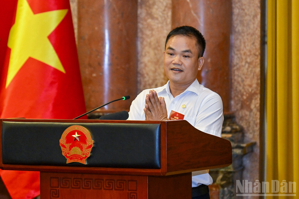 Nghệ nhân Ưu tú Đào Việt Bình, Chủ tịch Hiệp hội Làng nghề gốm Kim Lan phát biểu tại buổi gặp mặt. ndo_br_6.jpg