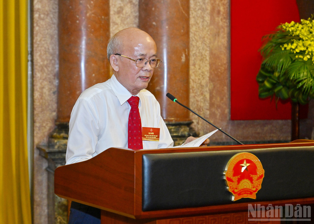 Chủ tịch Hiệp hội Làng nghề Việt Nam Trịnh Quốc Đạt trình bày báo cáo tại buổi gặp mặt. ndo_br_5.jpg
