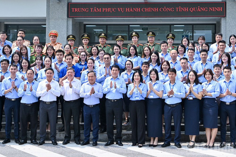 Chủ tịch nước Lương Cường cùng các đại biểu và cán bộ, nhân viên Trung tâm Phục vụ hành chính công tỉnh Quảng Ninh. ndo_br_14-1676.jpg