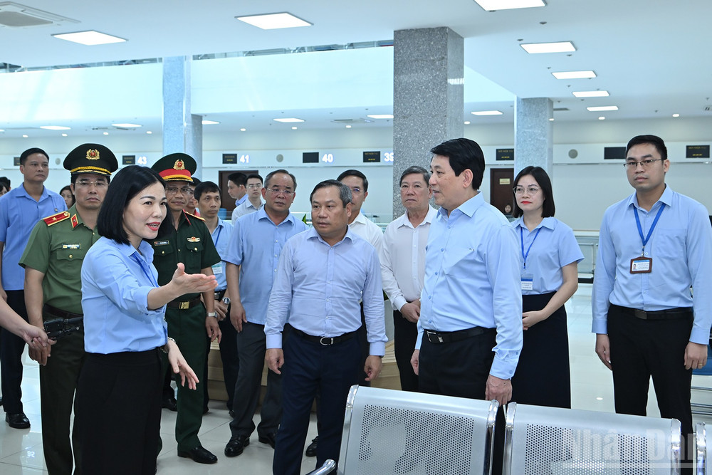 Chủ tịch nước Lương Cường nghe giới thiệu về Trung tâm Phục vụ hành chính công tỉnh Quảng Ninh. ndo_br_10-2958.jpg