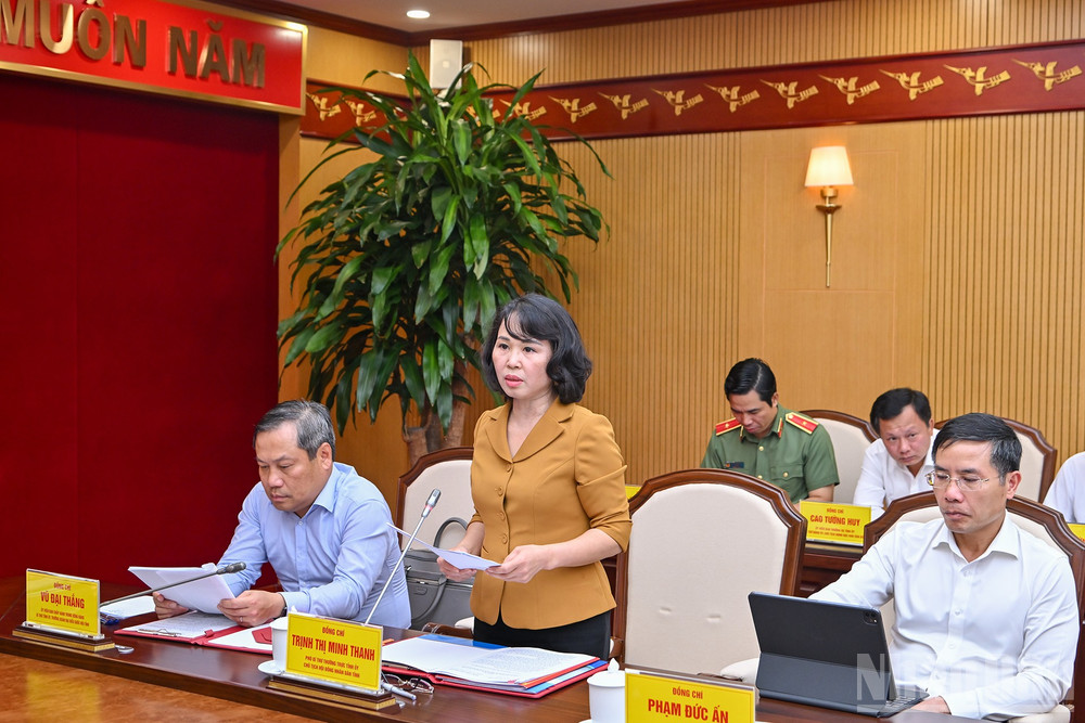 Phó Bí thư Thường trực Tỉnh ủy, Chủ tịch Hội đồng nhân dân tỉnh Quảng Ninh Trịnh Thị Minh Thanh trình bày báo cáo tại buổi làm việc. ndo_br_6-8356.jpg