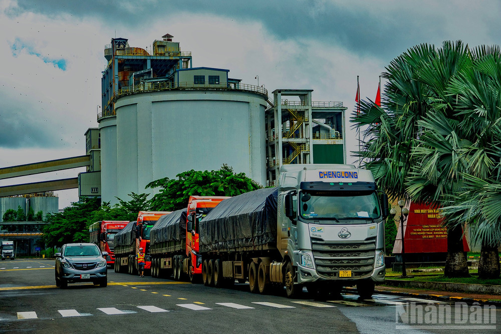 Vận chuyển sản phẩm alumina từ nhà máy ra cảng. ndo_br_8.jpg