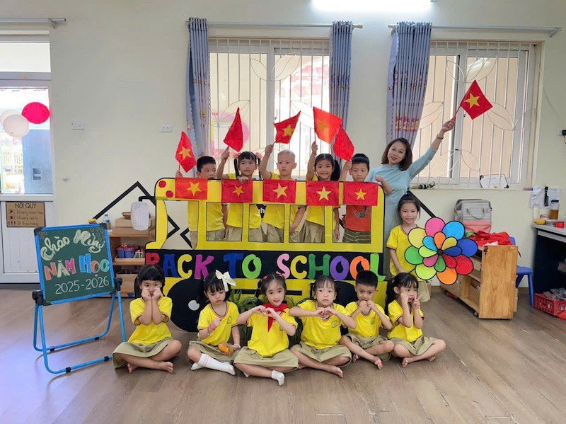 Cô giáo Cao Thị Thu Hiền cùng các em học sinh trong ngày đầu năm học mới 2025-2026.