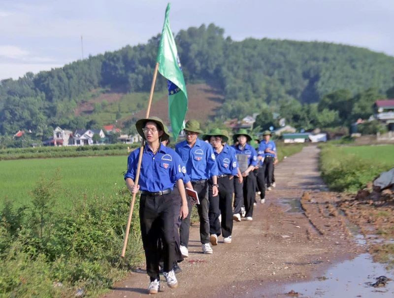 Sinh viên Đại học Kinh tế Quốc dân hành quân đến hỗ trợ người dân xã Hà Long (huyện Hà Trung, tỉnh Thanh Hóa) trong Chiến dịch tình nguyện Mùa hè xanh năm 2024. (Ảnh: Hội Sinh viên Đại học Kinh tế Quốc dân)