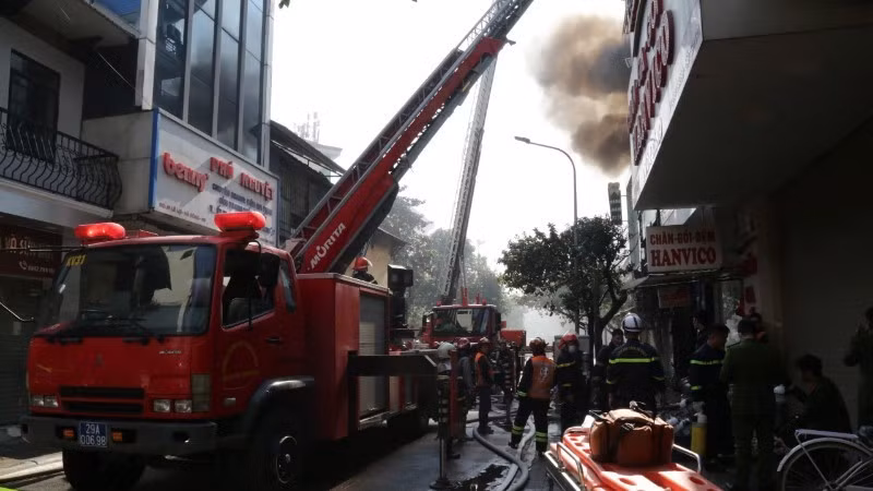 Lực lượng cứu hộ cứu nạn dùng xe thang để đưa thi thể hai nạn nhân xấu số trong vụ cháy tại số nhà 84 phố Lê Lợi ra ngoài.